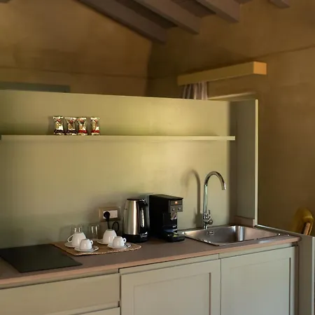 Borgo Isolabella - Wine & Vermouth בית חווה *